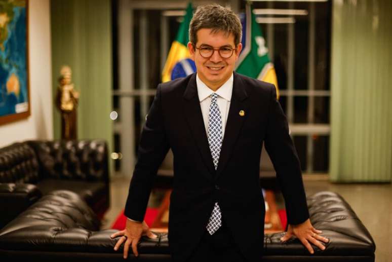 Líder do governo Lula cita Pacheco e Messias para sucessão de Barroso.