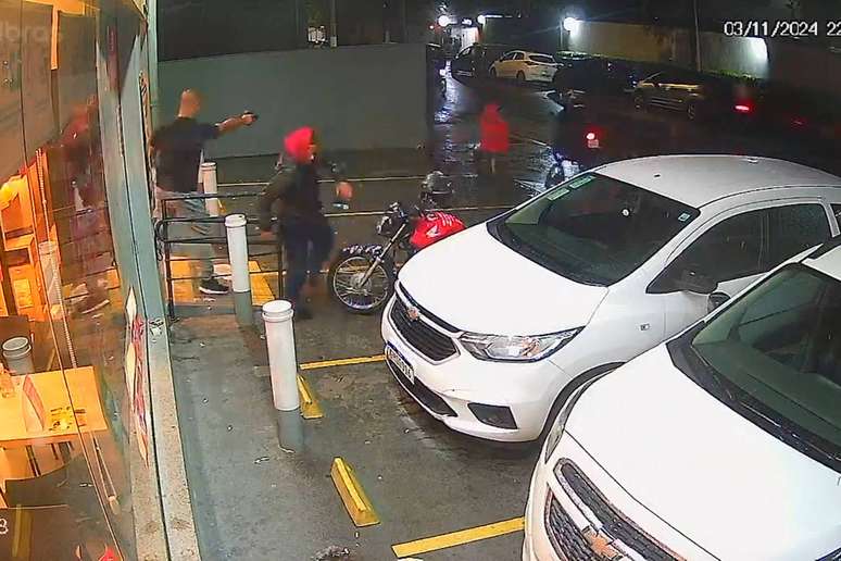 Homem é morto por PM de folga com tiros pelas costas em mercado em SP