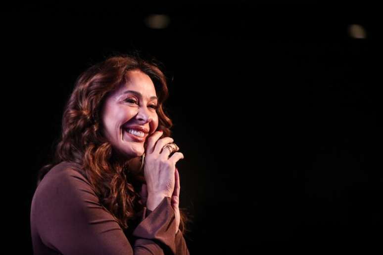 Claudia Raia sofre acidente durante apresentação de 'Cenas da Menopausa'