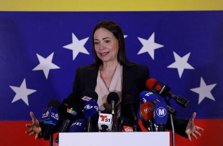 A candidata presidencial eleita pela oposi&ccedil;&atilde;o venezuelana, Maria Corina Machado, d&aacute; uma entrevista coletiva ap&oacute;s sua vit&oacute;ria nas elei&ccedil;&otilde;es prim&aacute;rias da oposi&ccedil;&atilde;o, em Caracas, em 22 de outubro de 2023