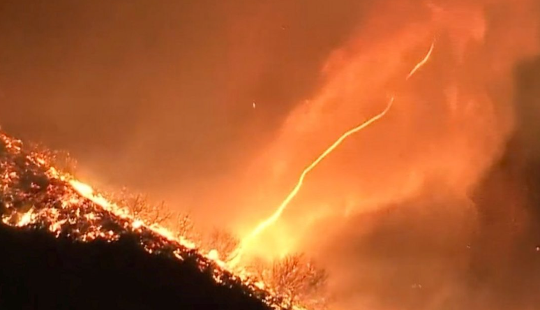 Inc&ecirc;ndio em Palisades gera rajada de fogo