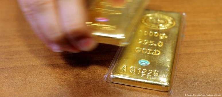 Ouro ultrapassou pela primeira vez os 4 mil dólares por onça (R$ 21,8 mil); dinâmica é alimentada também por política errática de Trump nos EUA, segundo especialistas