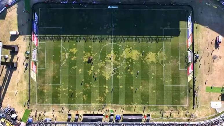 As manchas no gramado de São Januário tem colocado à prova a qualidade do campo –