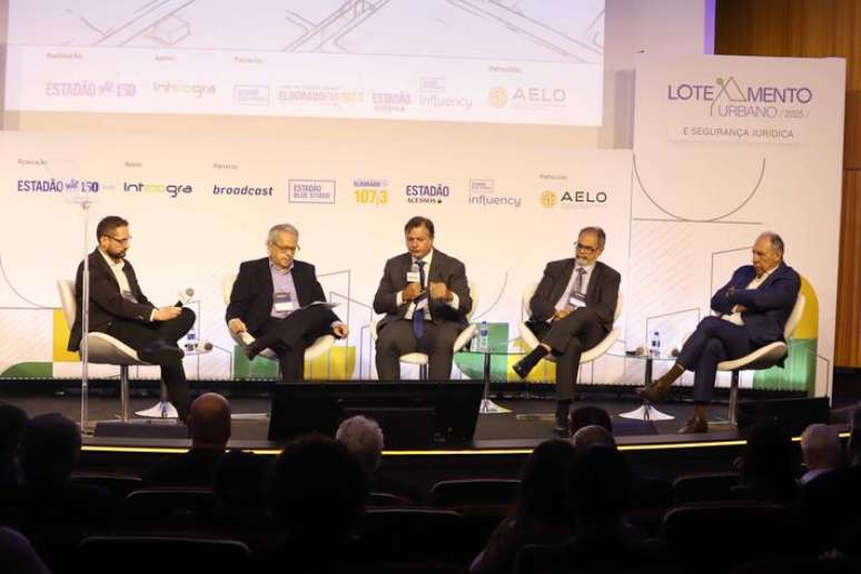 Painel no 'Fórum Estadão Loteamento Urbano e Segurança Jurídica' reuniu Circe Bonatelli (mediador), Lair Krahenbuhl (Consurb), Caio Portugal (Aelo), Antonio Carlos da Costa (Secovi-Goiás) e Claudio Bernardes (Ingai)