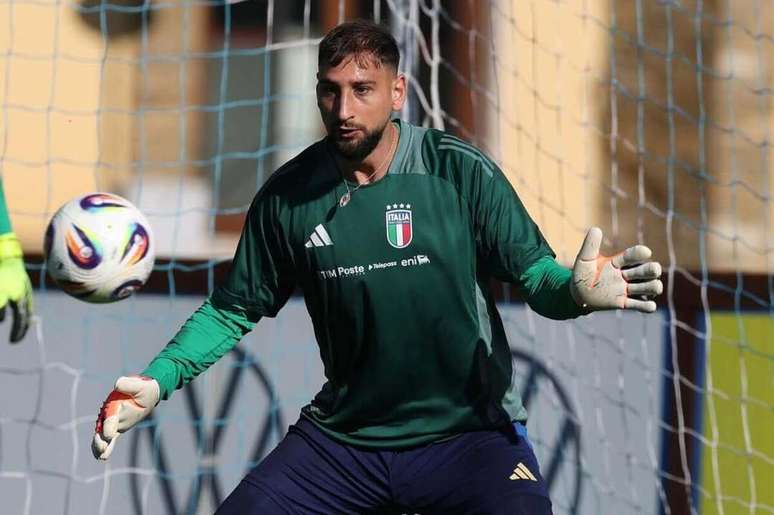 Donnarumma durante atividade de prepara&ccedil;&atilde;o da sele&ccedil;&atilde;o italiana &ndash;