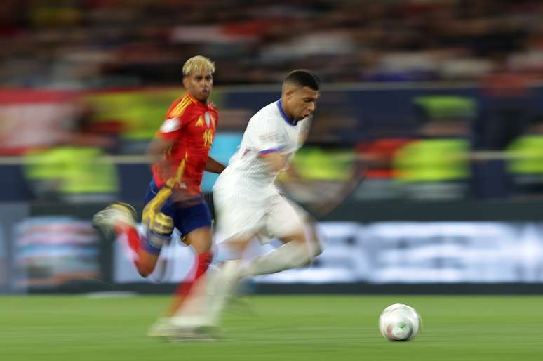 Yamal e Mbappé durante uma partida entre Espanha e França 