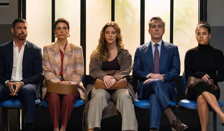 Mais um furo, Manuela Dias? OAB critica erro GRAVE em cena com suspeitos da morte de Odete Roitman em ‘Vale Tudo’.