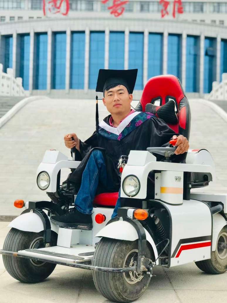 Para chegar à faculdade, Li Chuangye precisava viajar por horas em sua scooter motorizada, sob qualquer condição climática