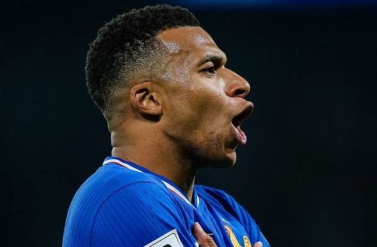 Mbappé comemora o gol marcado na vitória sobre Azerbaijão –