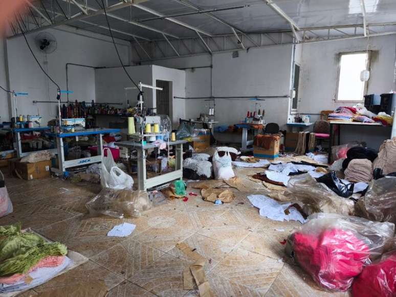 Dez pessoas que eram mantidas em condições análogas à escravidão em uma oficina de costura foram libertadas pela polícia