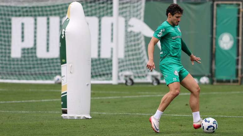 Raphael Veiga durante treinamento do Palmeiras nesta semana –