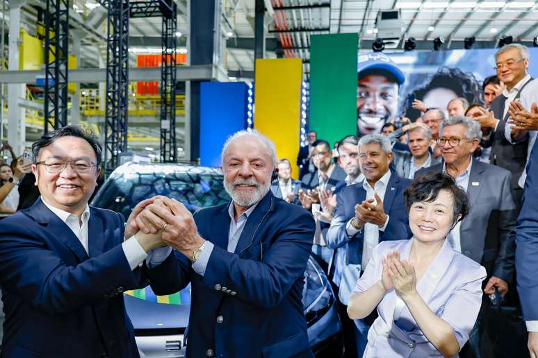 Wang Chuanfu, Lula e Stella Li na inauguração da fábrica da BYD na Bahia
