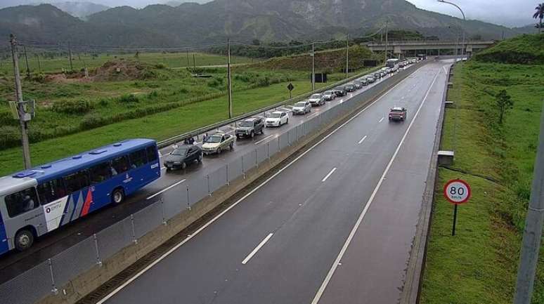 Trânsito no trecho de serra da Rodovia dos Tamoios opera em sistema de comboios devido à interdição da Serra Velha pelo excesso de chuvas.