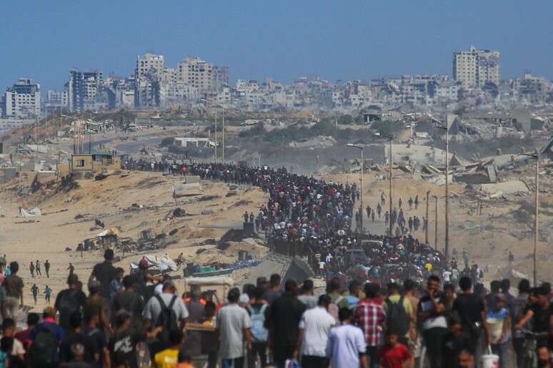 Multid&atilde;o come&ccedil;a a retornar para Cidade de Gaza ap&oacute;s retirada israelense