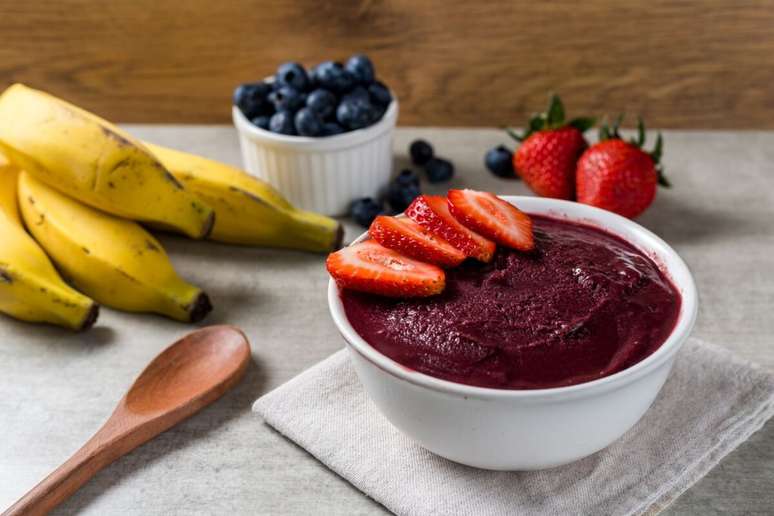 O açaí fornece energia rápida, melhora a recuperação muscular e contribui para o desempenho físico