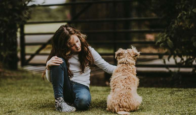Pessoas que n&atilde;o receberam muitos elogios na inf&acirc;ncia frequentemente apresentam esse comportamento, de acordo com a psicologia.