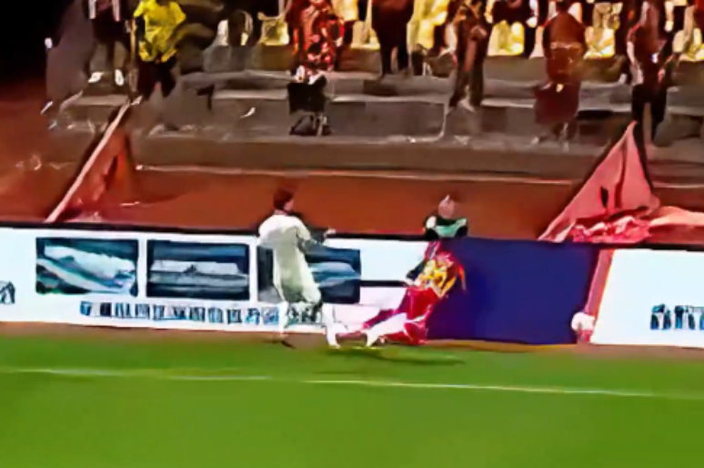 Jogador atinge placa de publicidade com a cabe&ccedil;a 