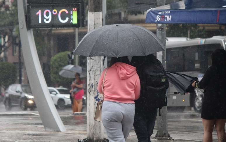 Tempo frio e chuvoso na região central de São Paulo, com termômetro marcando 19º graus, nesta sexta-feira, 10.