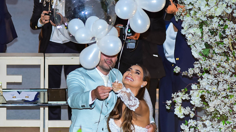Lexa and Ricardo Vianna release balloons at their wedding in honor of their dead daughter