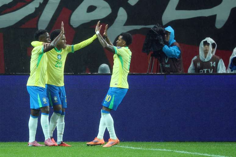 Estêvão, Rodrygo e Vini Jr. durante o amistoso contra a Coreia do Sul