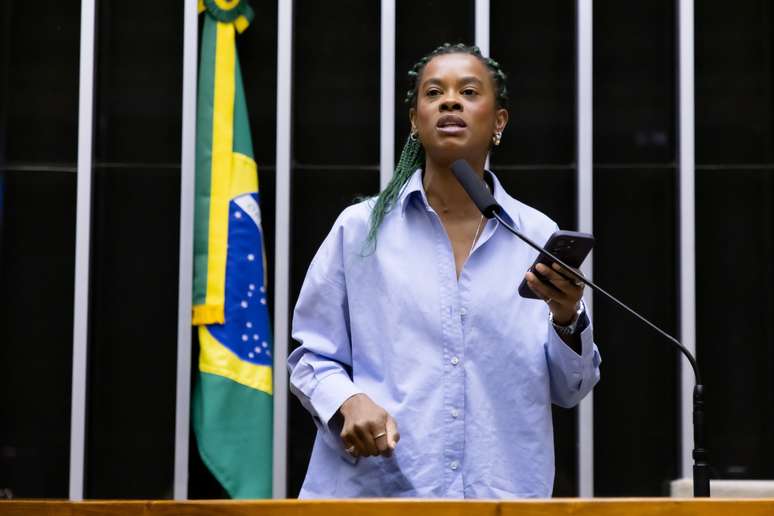 A deputada Carol Dartora (PT-PR) também vê na decisão da Câmara um retrato das tensões que marcam o atual ambiente político