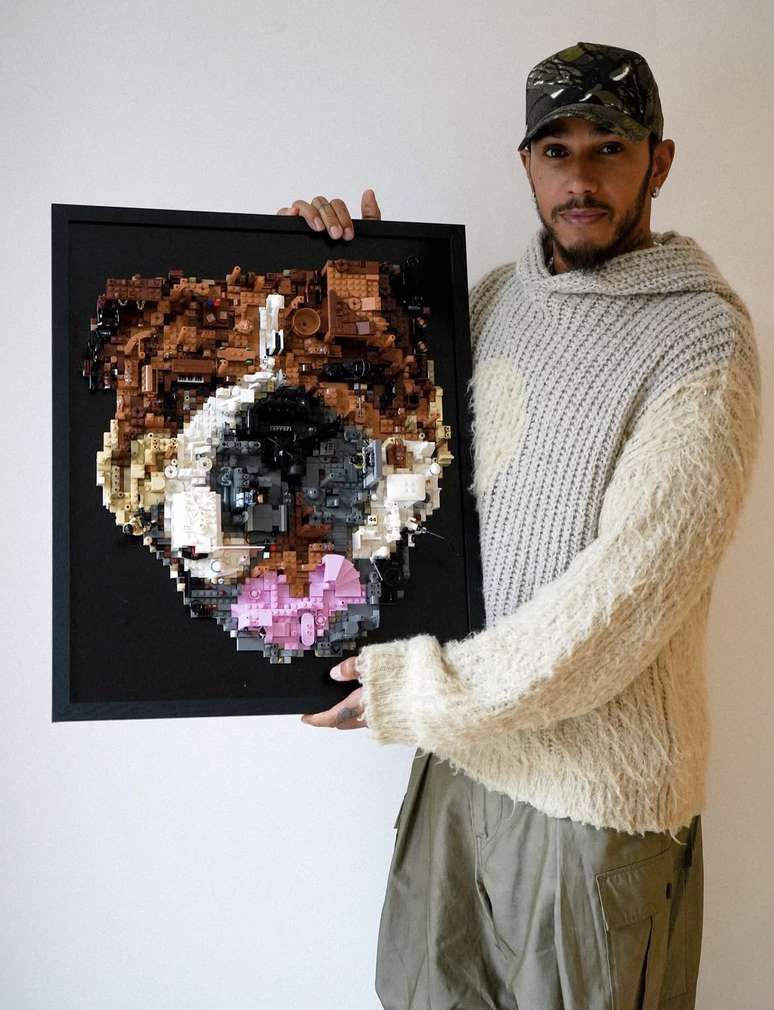 Lewis Hamilton com o retrato de Roscoe feito de LEGO