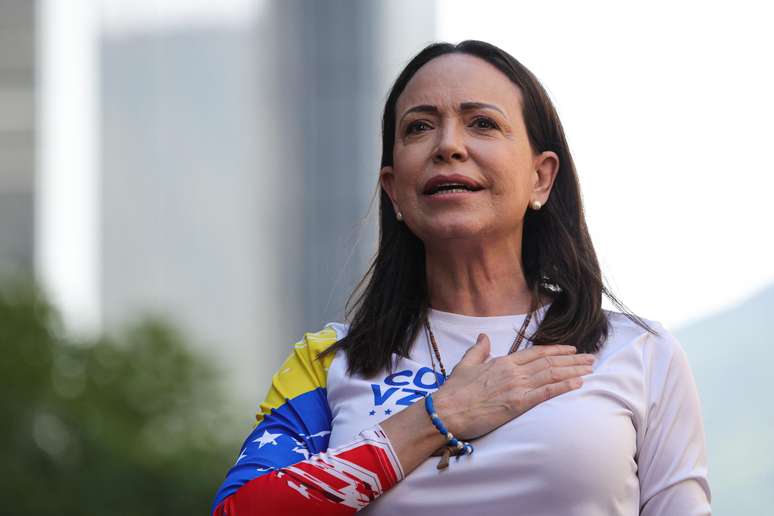 A líder da oposição Maria Corina Machado gesticula durante um protesto antigovernamental em 9 de janeiro de 2025 em Caracas, Venezuela.