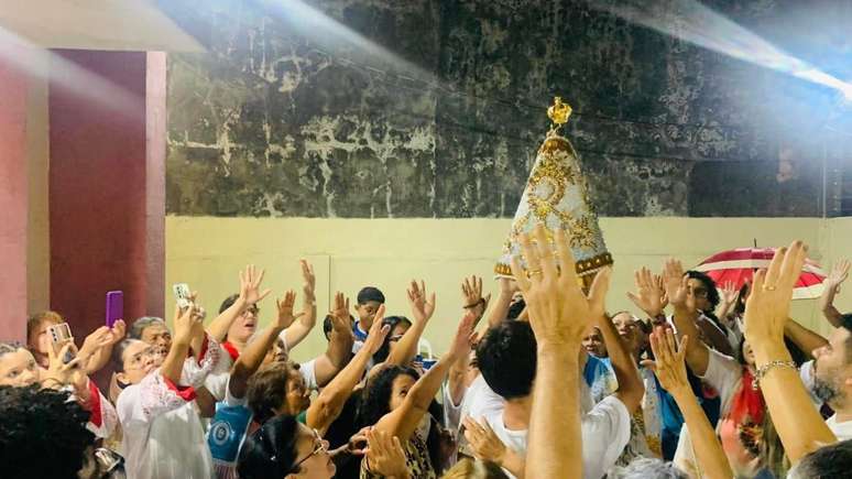 Grupo de oração no bairro de Castanheira, Belém (PA). Santa é o centro da atenção dos devotos, que querem levá-la para casa.