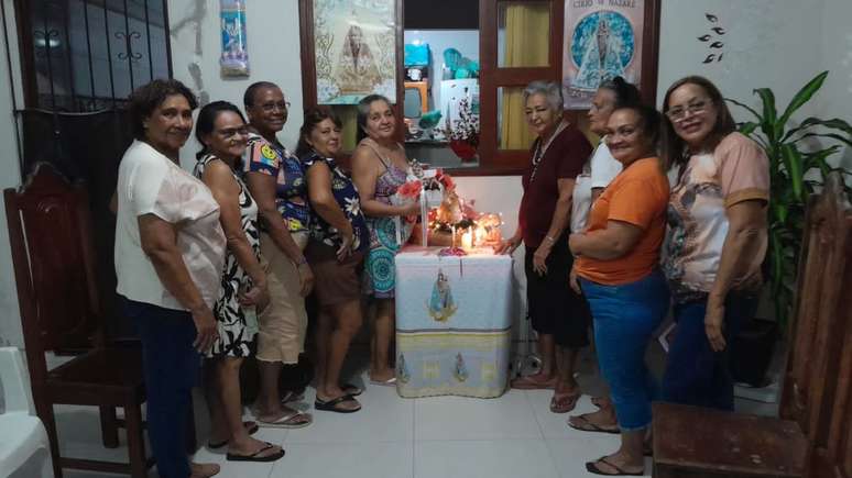 Novena de Nossa Senhora de Nazaré, realizada pelo grupo de oração de tia Bebé, em Cidade Nova, periferia de Belém (PA).