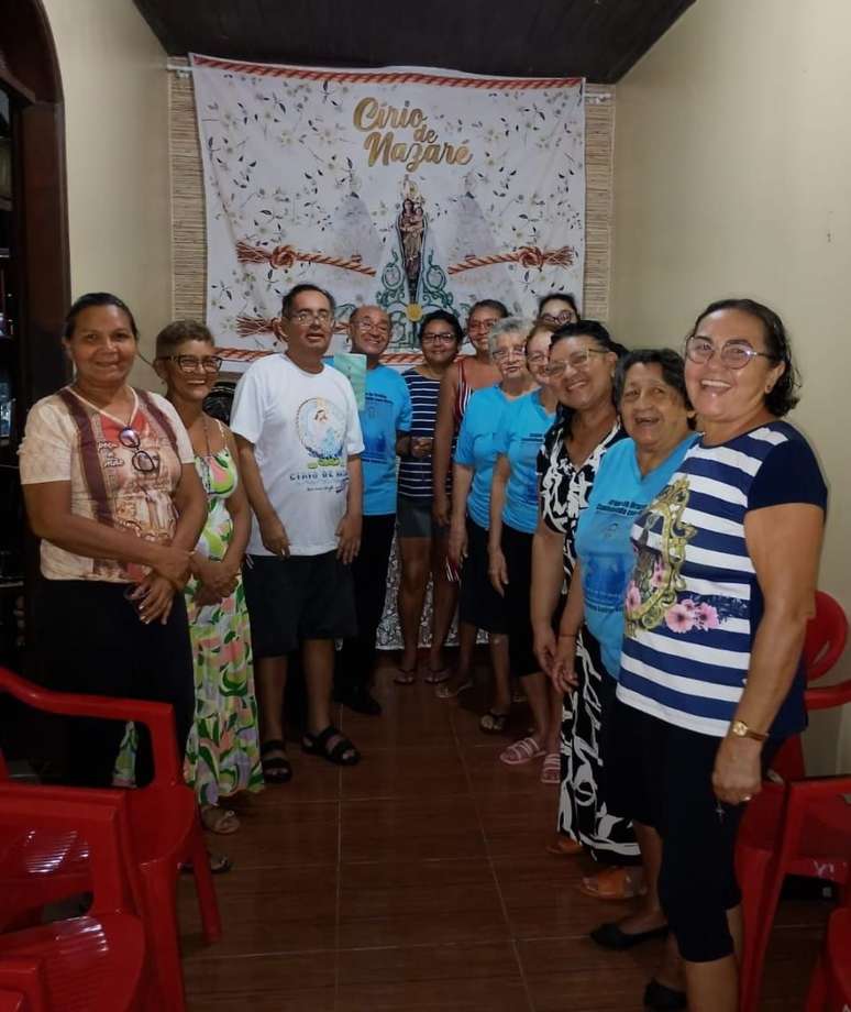 Grupo de oração de dona Lúlia Tenório. Presença da santa nas casas é considerada uma benção, ainda mais se a dona ganhar a imagem no sorteio.