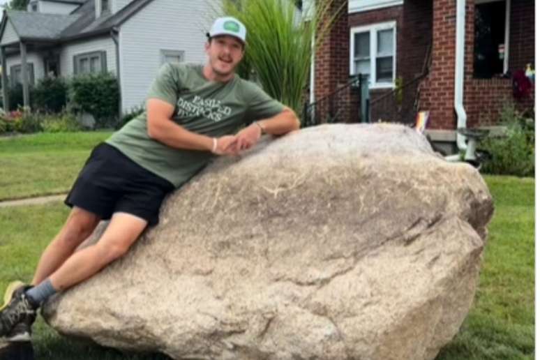 Professor encontra rocha de 4 toneladas ao tentar remover pedra do jardim nos EUA