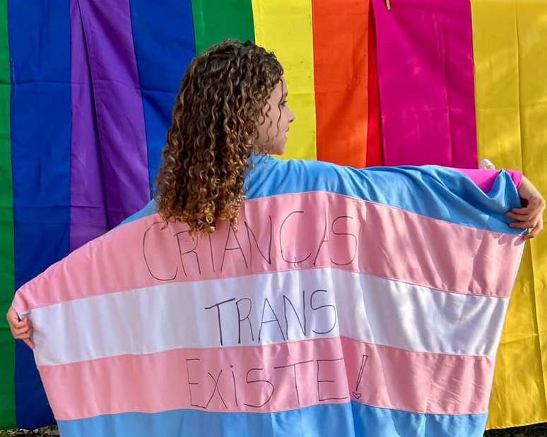 'Olha onde eu estou agora': criança trans encontrou confiança com psicóloga e apoio da família