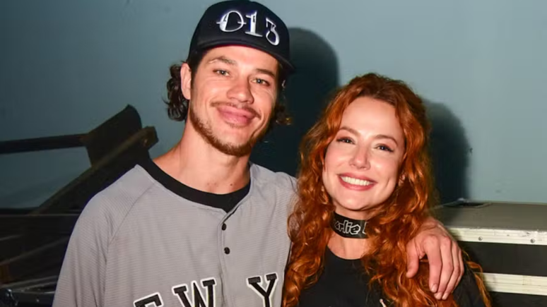 José Loreto é flagrado em clima de romance com atriz