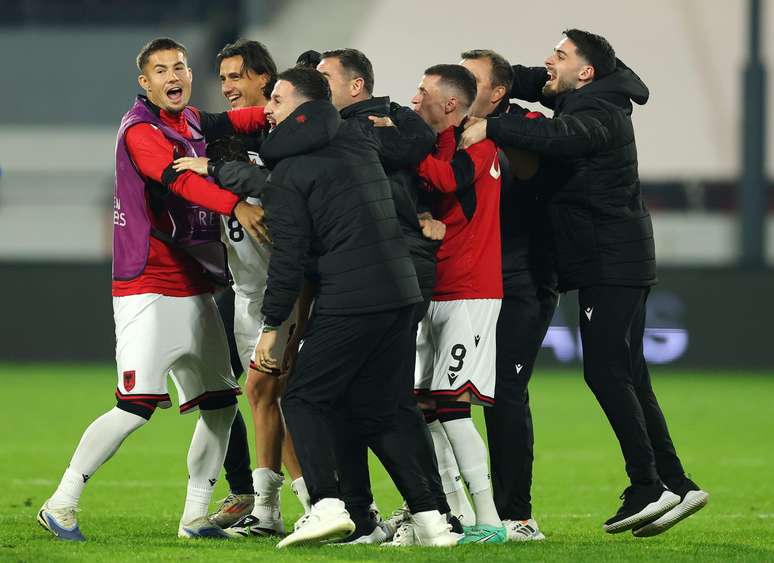Jogadores albaneses comemorando a vitória histórica sobre a Sérvia 
