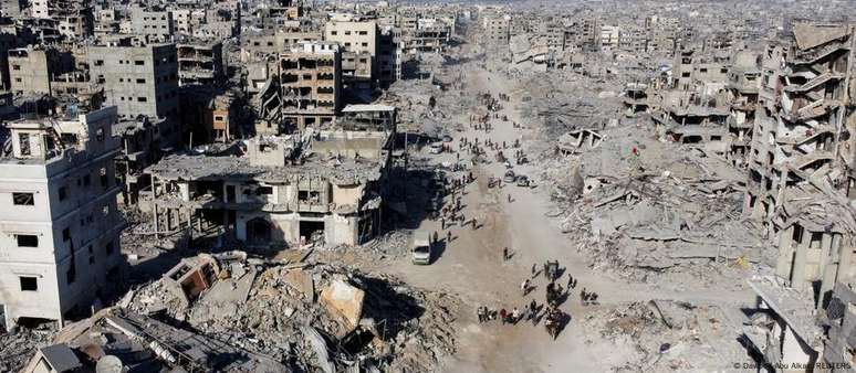 Palestinos retornam à Cidade de Gaza e encontram ambiente devastado pelo conflito