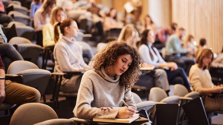 Jovens adultos precisam aplicar para muitas universidades e acabam sendo rejeitados pela maioria