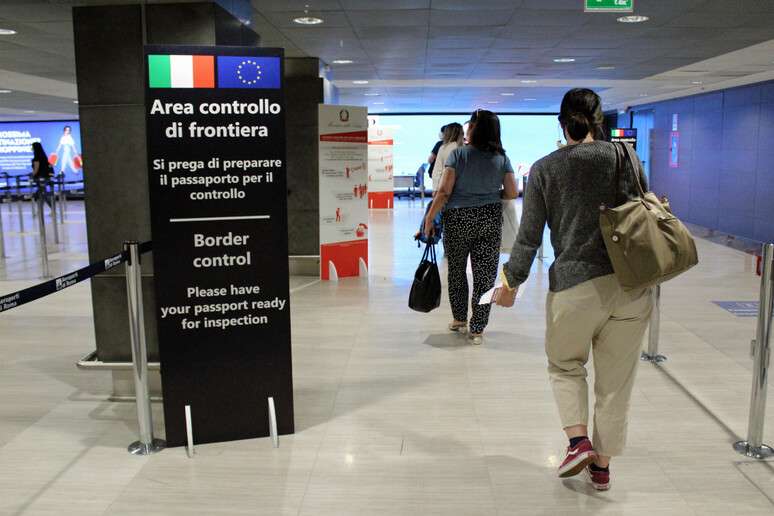 Área de controle de passaportes no Aeroporto de Roma-Fiumicino