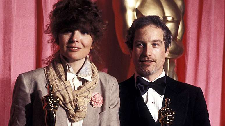 Diane Keaton com seu Oscar em 1978, ao lado de Richard Dreyfuss