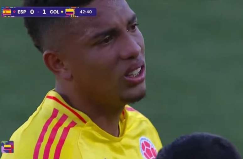 Jogador do Botafogo deixa campo chorando pela seleção da Colômbia sub-20 –