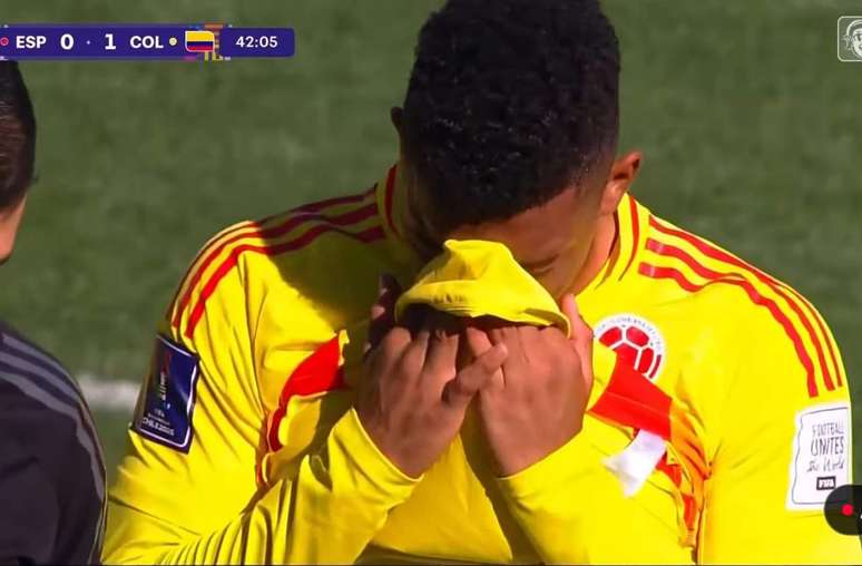 Jogador do Botafogo deixa campo chorando pela seleção da Colômbia sub-20 –