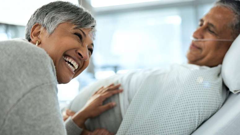 Estudos indicam que pacientes se recuperam mais rápido quando parentes e amigos os visitam