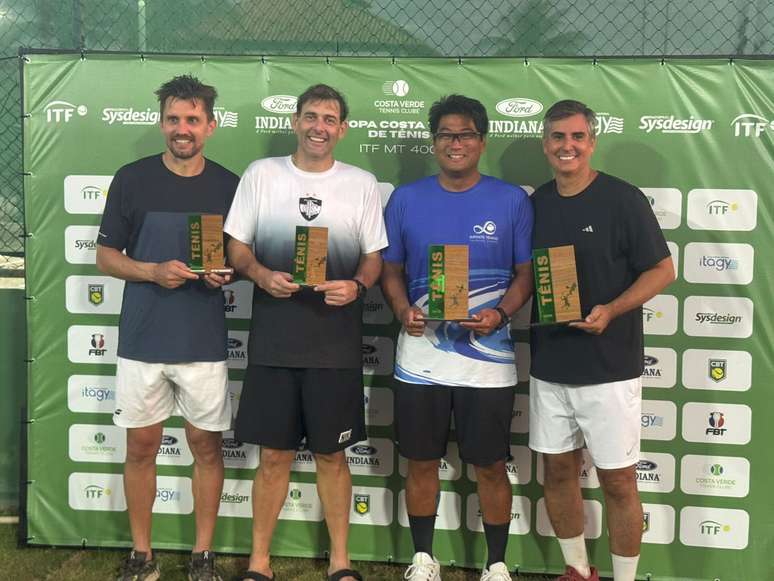 Paulo André e Sérgio à esquerda e campeões à direita 