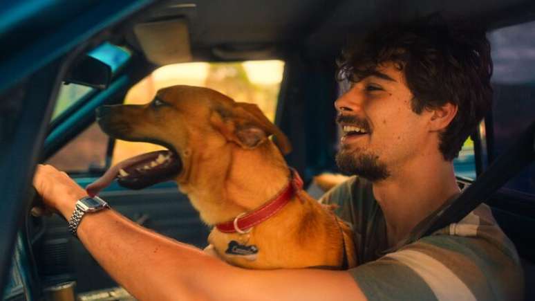 Rafael Vitti e o cãozinho Amendoim estrelam 'Caramelo', filme da Netflix sobre amizade entre vira-lata e um chef de cozinha