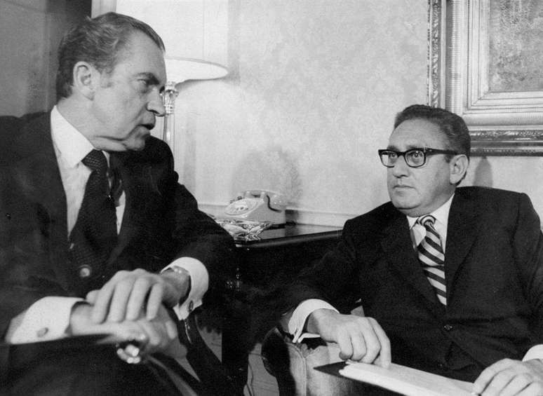 Nixon encarregou Kissinger de encontrar uma maneira de acabar com o envolvimento dos EUA no Vietnã