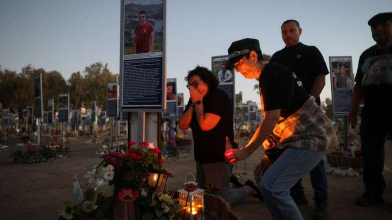 Mulher acende uma vela no local do festival Nova, onde participantes foram mortos e sequestrados, durante a homenagem no segundo aniversário do ataque de 7 de outubro de 2023, realizado pelo Hamas contra Israel a partir da Faixa de Gaza. A cerimônia ocorreu em Reim, no sul de Israel, em 7 de outubro de 2025. Imagem ilustrativa.