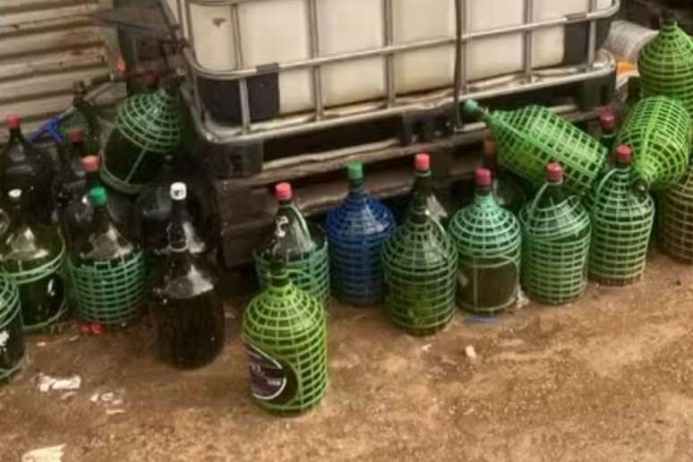 The police discover a clandestine drinks and cockfighting factory within SP