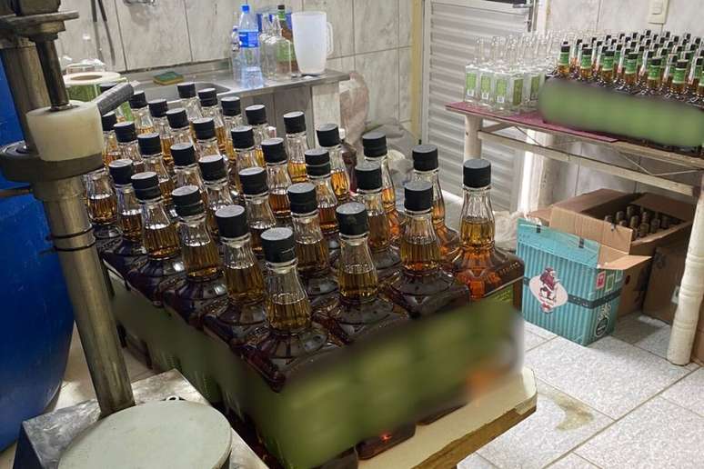 The space presented poor sanitary conditions, with full and empty bottles, barrels full of liquids of unknown origin and chemical substances.