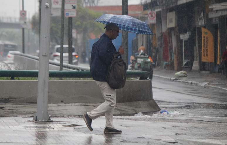 Tempo frio e chuvoso na região central de São Paulo, com termômetro marcando 19º graus, nesta sexta-feira, 10. A cidade de São Paulo deve voltar a registrar temperaturas elevadas no domingo, 12, feriado de Nossa Senhora Aparecida.