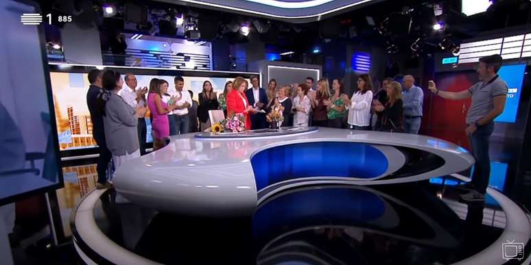 No encerramento do 'Portugal em Direto', a equipe ocupou o estúdio para entregar flores e aplaudir Dina Aguiar em seu último dia na RTP