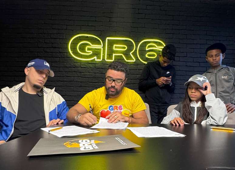 Assinatura do contrato por cinco anos com a GR6, prorrogáveis por mais cinco. Produtora vai gerenciar carreira.